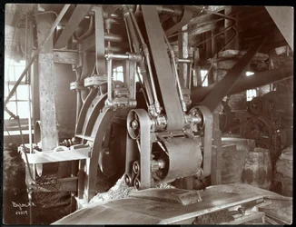 Vista interior de un gran equipo mecánico accionado por correa en la New York Leather Belting Co., Nueva York, 1906